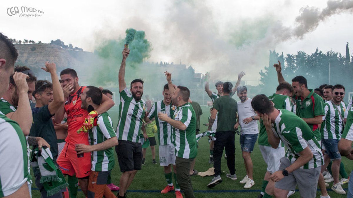Jugadors i aficionats de l’Alguaire celebren l’ascens de categoria.