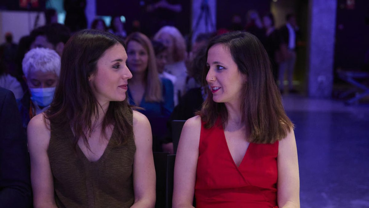 La ministra de Igualdad, Irene Montero (izquierda) y la ministra de Derechos Sociales y Agenda 2030, Ione Belarra.