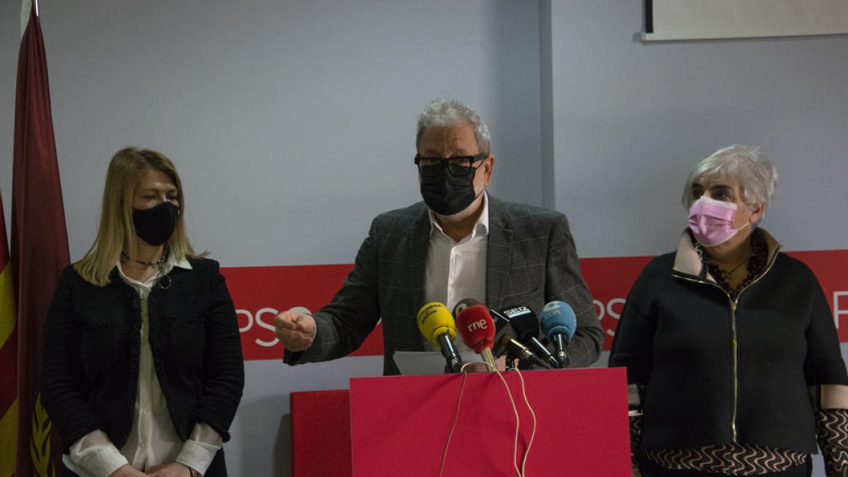 Fèlix Larrosa en un moment de la roda de premsa d'aquest dijous a la seu del PSC de Lleida.