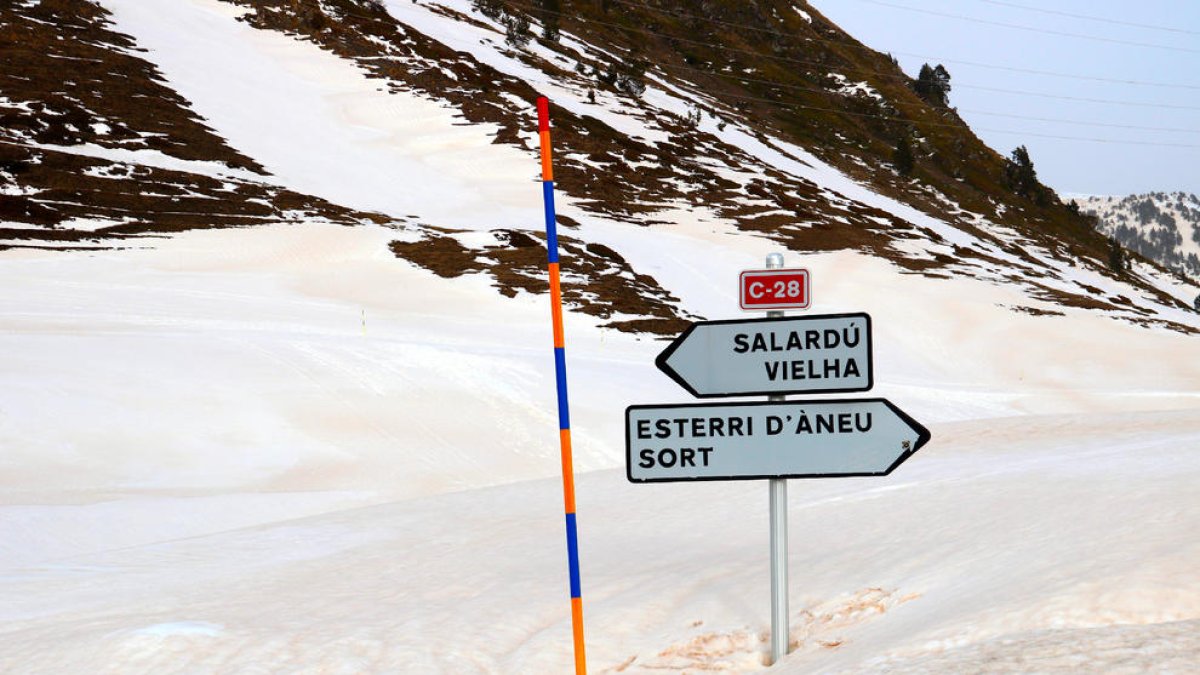 La neu tenyida de roig al port de la Bonaigua.