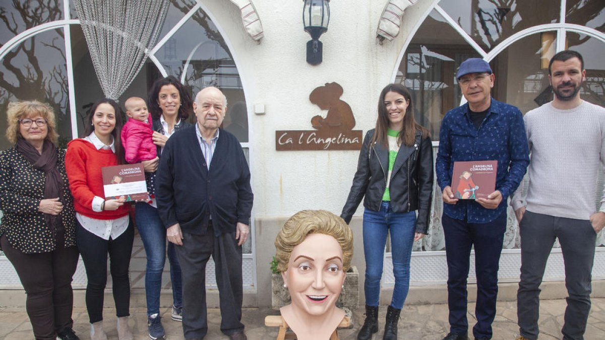 El caparró de l’Angelina davant de casa seua i envoltat per la seua família, entre ells l’autor del conte, el seu gendre Ricard Bertran.