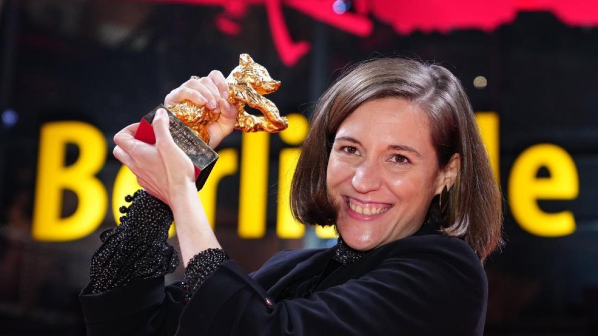 Carla Simón posa con el Oso de Oro conseguido en Berlín por ‘Alcarràs’.