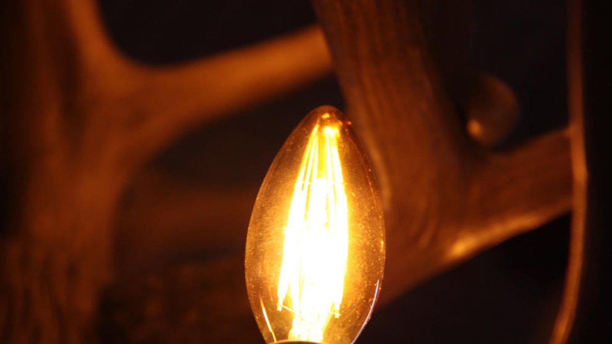 El preu de la llum supera el llindar dels 300 euros per primer cop des del març i se situa prop del triple que fa un any