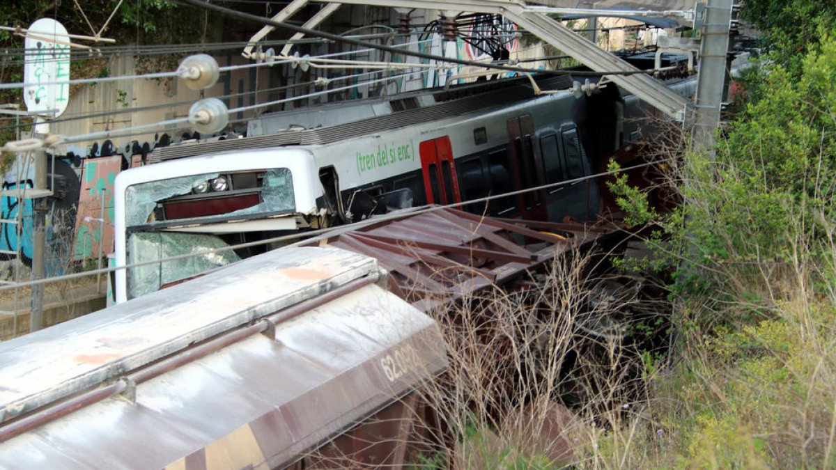 Muere el maquinista de un tren de FGC después de chocar con un tren de mercancías en Sant Boi