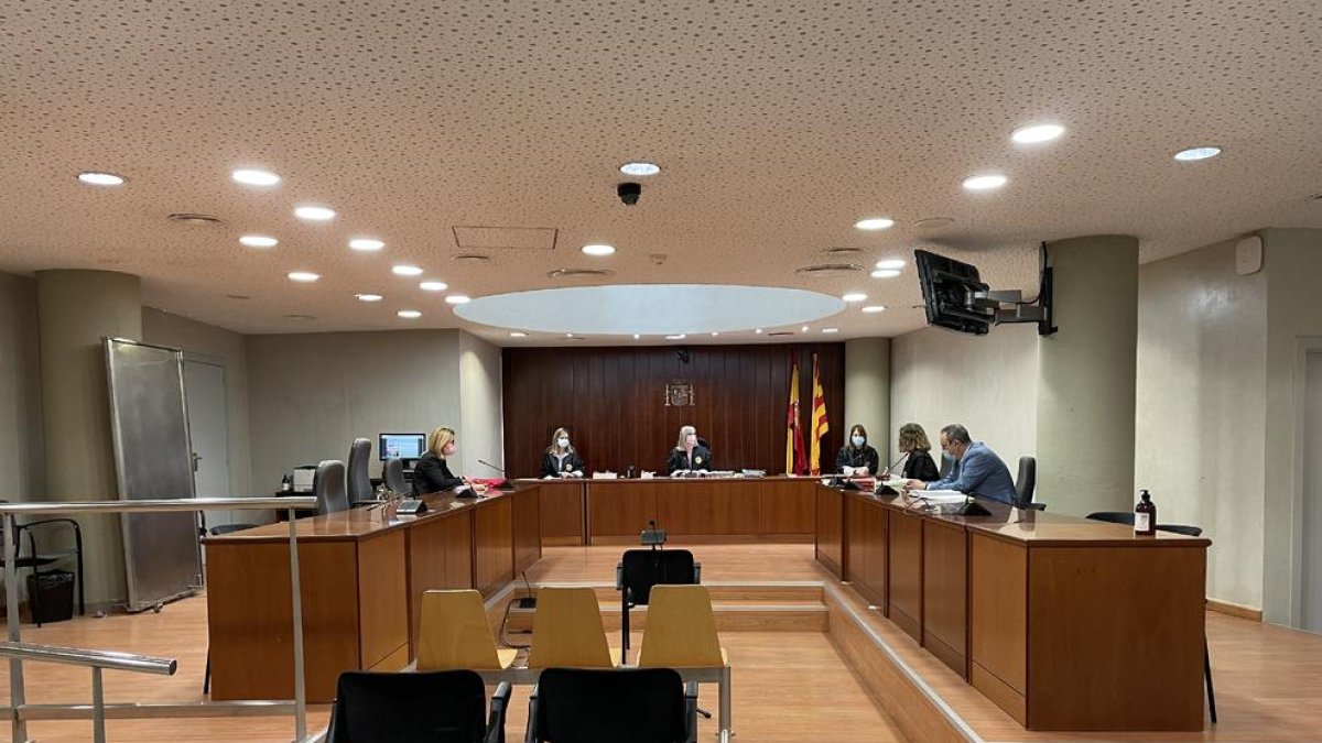 Los magistrados, la fiscal y los dos letrados ayer a la Audiencia sin el acusado.