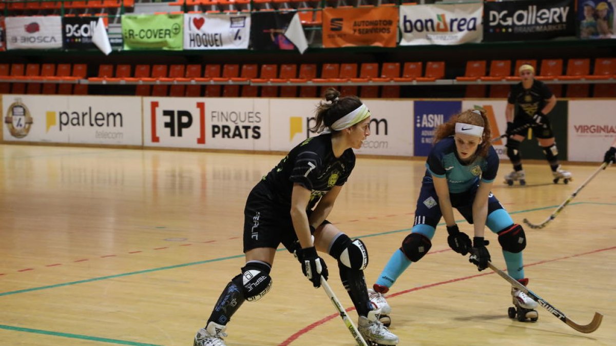 Luchi Agudo, del Vila-sana, controla la bola davant la pressió de Núria Jové, de l’Alpicat.