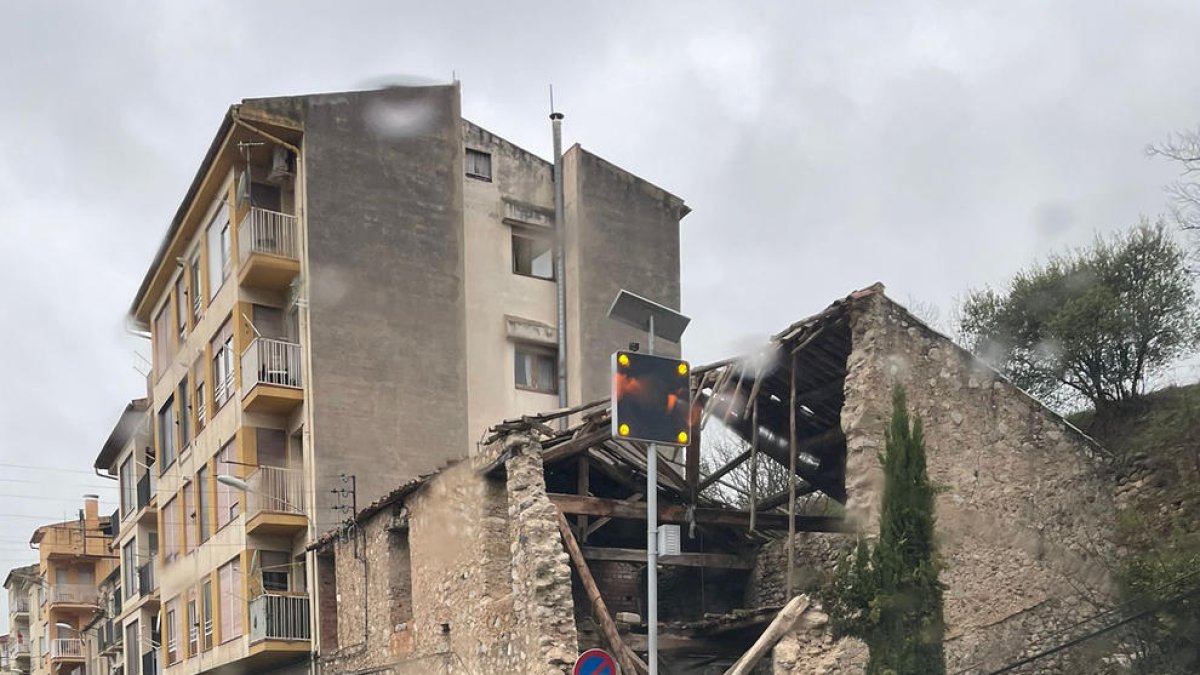 S'esfondra part d'un edifici a Organyà i talla un carril de la C-14