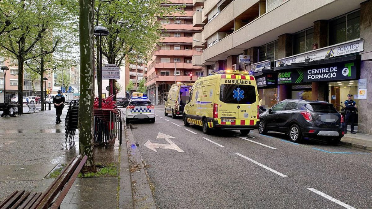 Imatge de les ambulàncies i d’una cotxe patrulla al lloc.