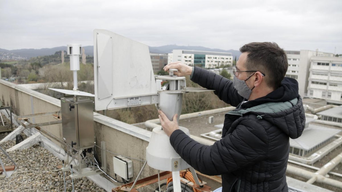 Un investigador coloca un detector de polen en Barcelona.