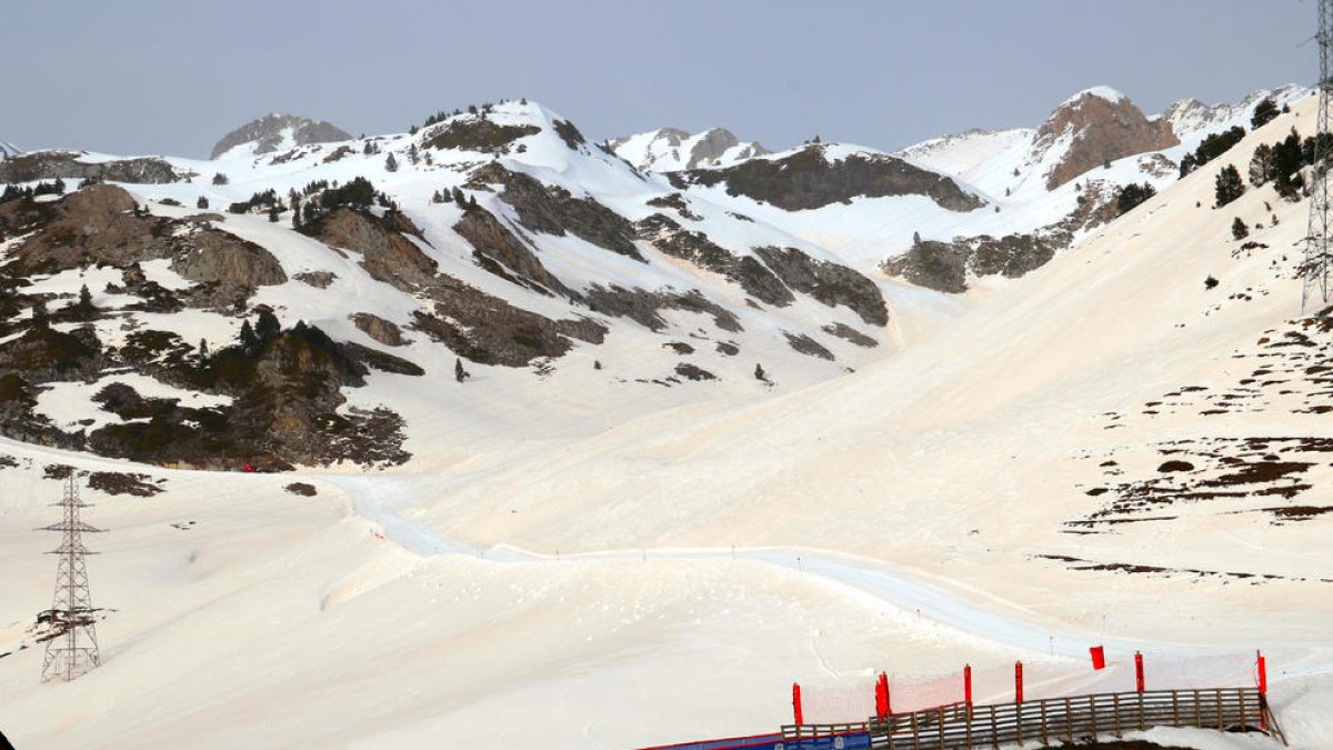 La nieve teñida de marrón en la Val d’Aran el martes.