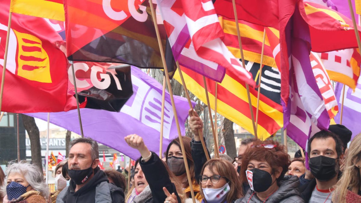 El 45,2% de los catalanes está de acuerdo con el adelanto del curso escolar, según el CEO