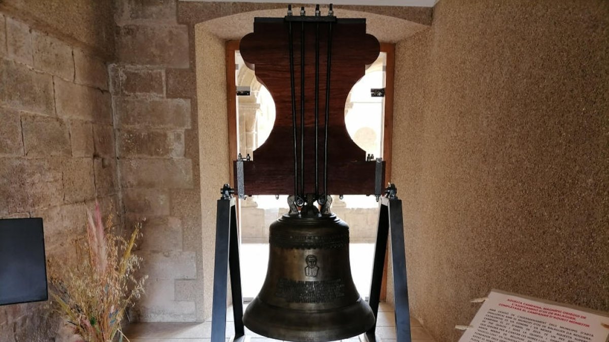 La nova campana, a punt per pujar-la i instal·lar-la al campanar.