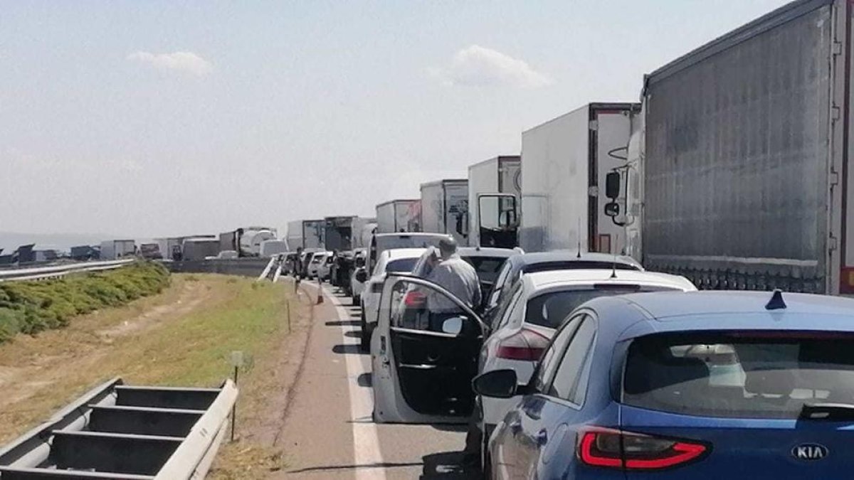 Imagen de archivo de colas en la autovía por un accidente.