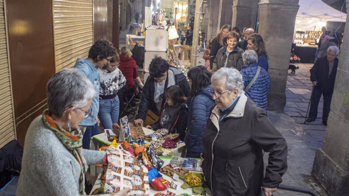Los estands se ubicaron bajo los pórticos de la plaza Major.