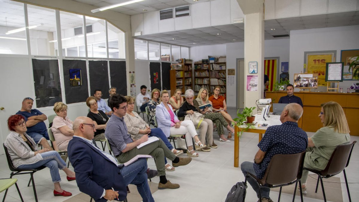A la reunión acudieron vecinos de la zona, los dueños de la discoteca y concejales del ayuntamiento.