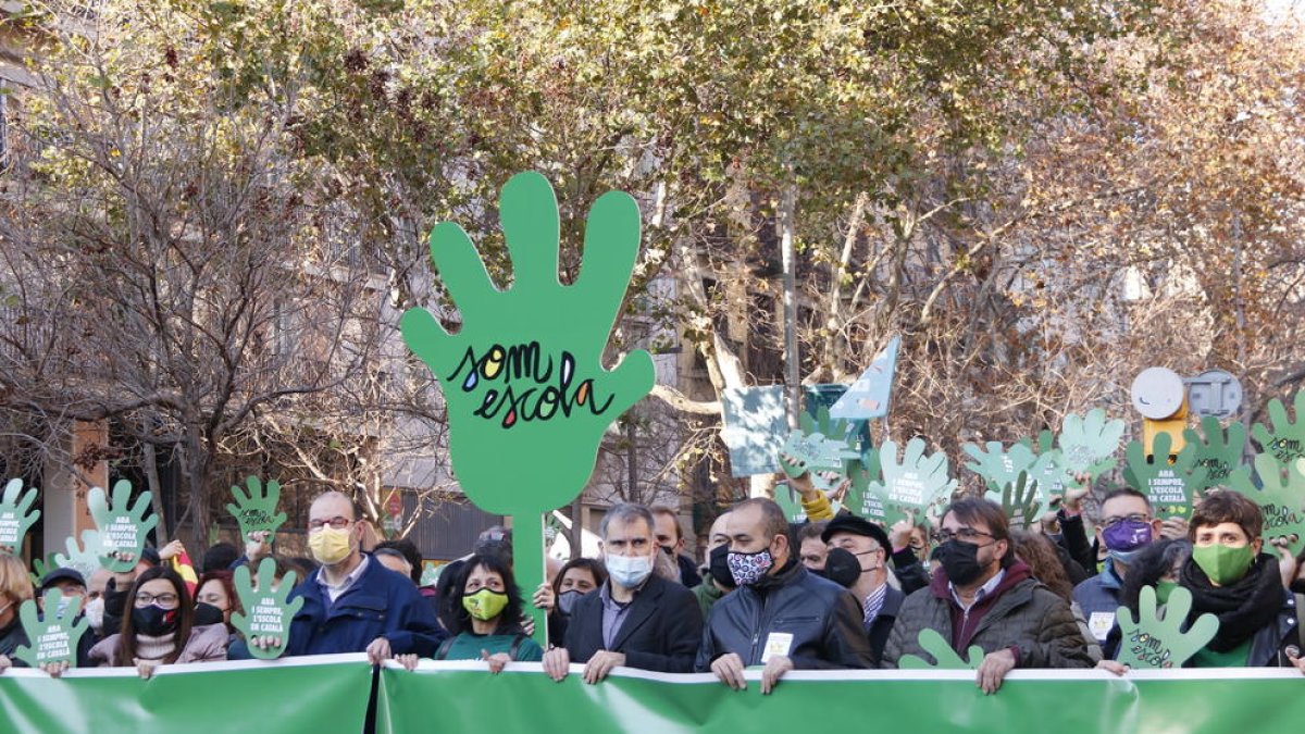 Som Escola y sindicatos mayoritarios, en la cabecera de la manifestación por la inmersión el 18 de diciembre del 2021.