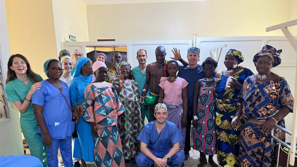 El grupo de especialistas, con Pablo Muriel, junto a algunos de los pacientes atendidos durante la campaña.