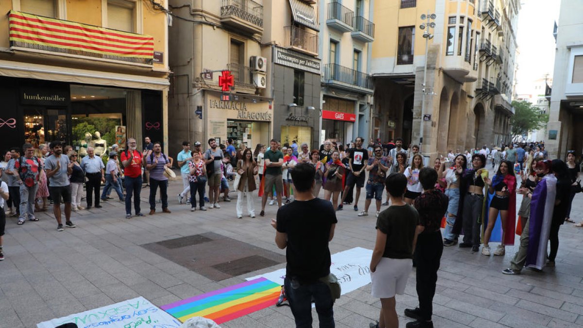 Concentración contra la LGTBIfobia en la plaza de la Paeria.
