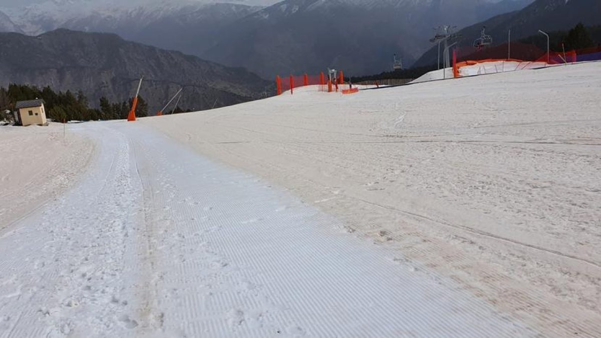 Espot, con un metro de nieve en cotas altas, teñida parcialmente de marrón por el polvo sahariano.