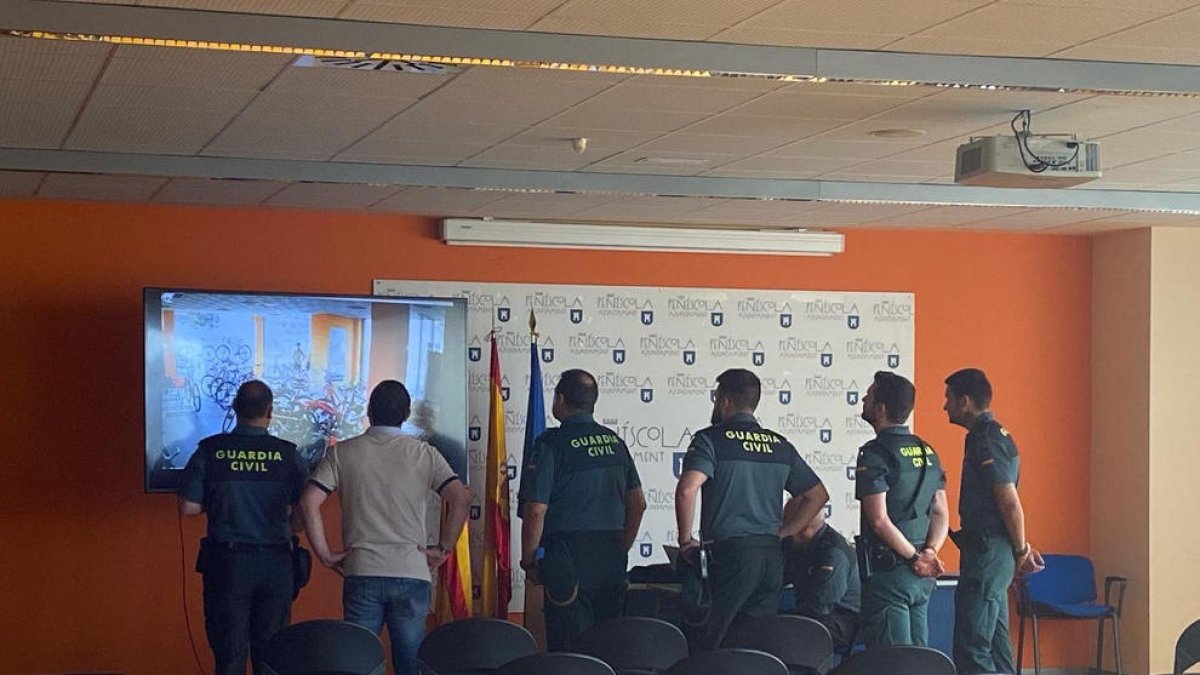 Agentes de la Guardia Civil visionando imágenes ayer.