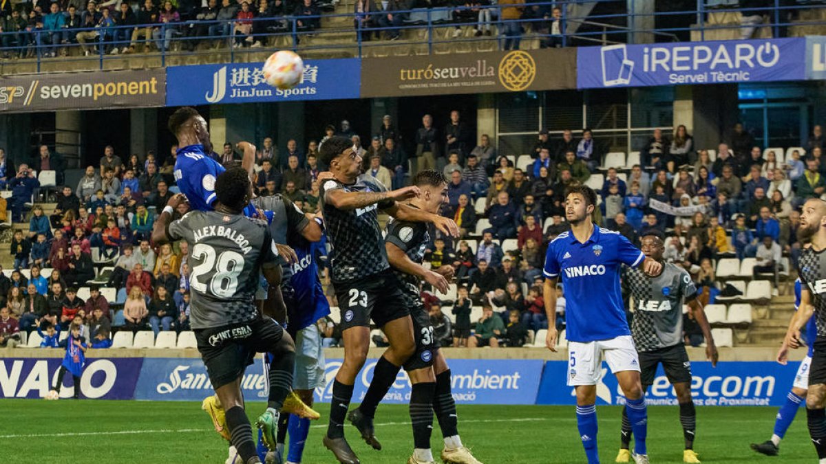 El Lleida va generar perill en accions a pilota parada, com aquest intent d’Alpha Bagayoko.