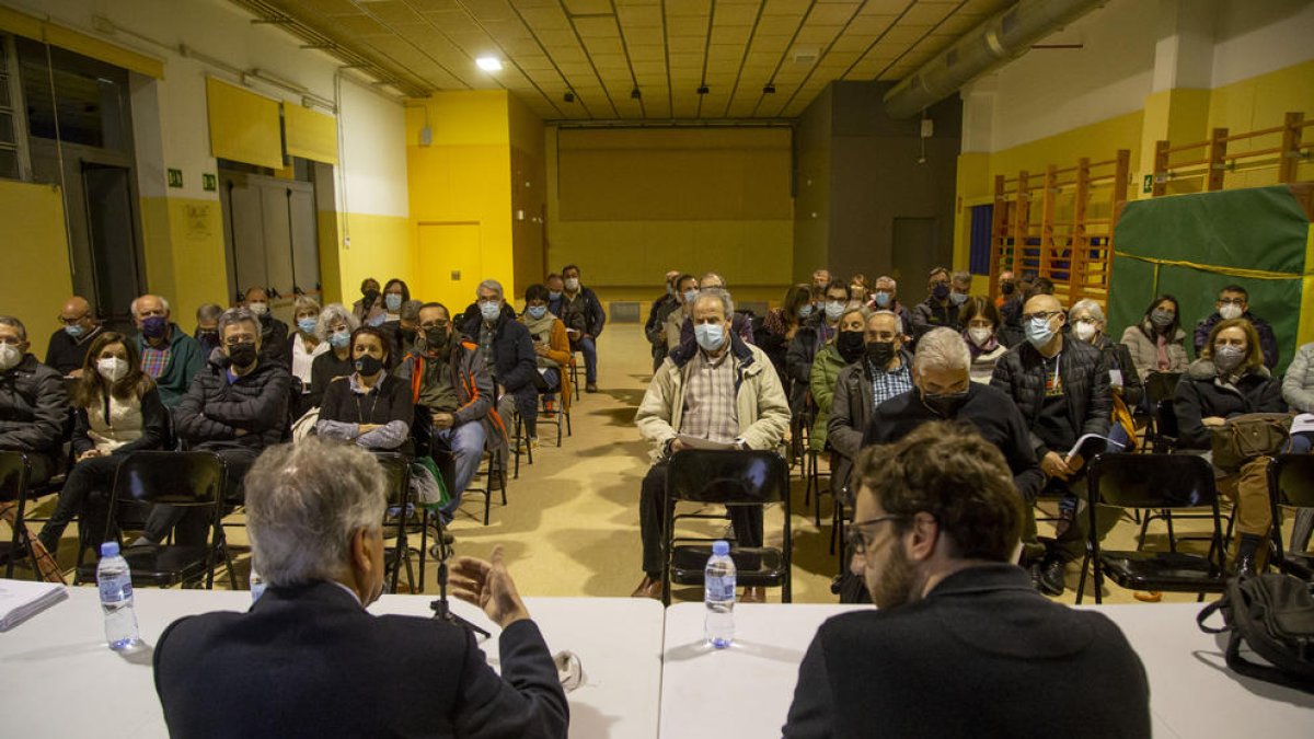 La reunión de los vecinos con las empresas tuvo lugar en el gimnasio del colegio Ciutat Jardí.
