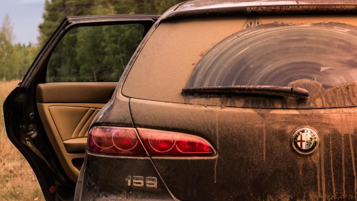 La multa per portar el cotxe brut, amb els vidres fumats, amb adhesius o cortinetes