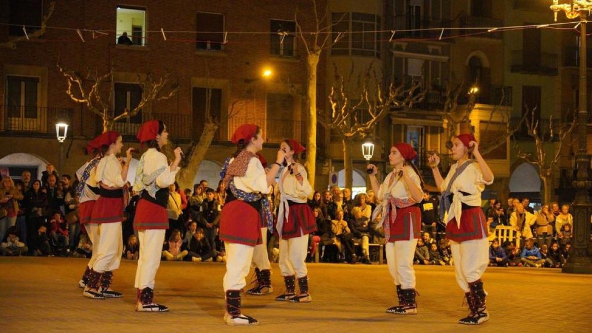 La plaça Mercadal es va omplir dissabte de cultura popular amb el Seguici Festiu.