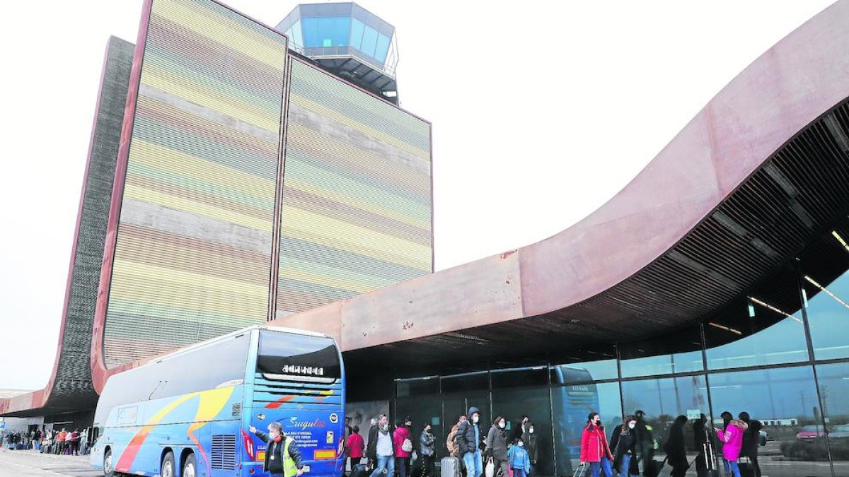 Imagen del autocar que trasladó a los pasajeros.