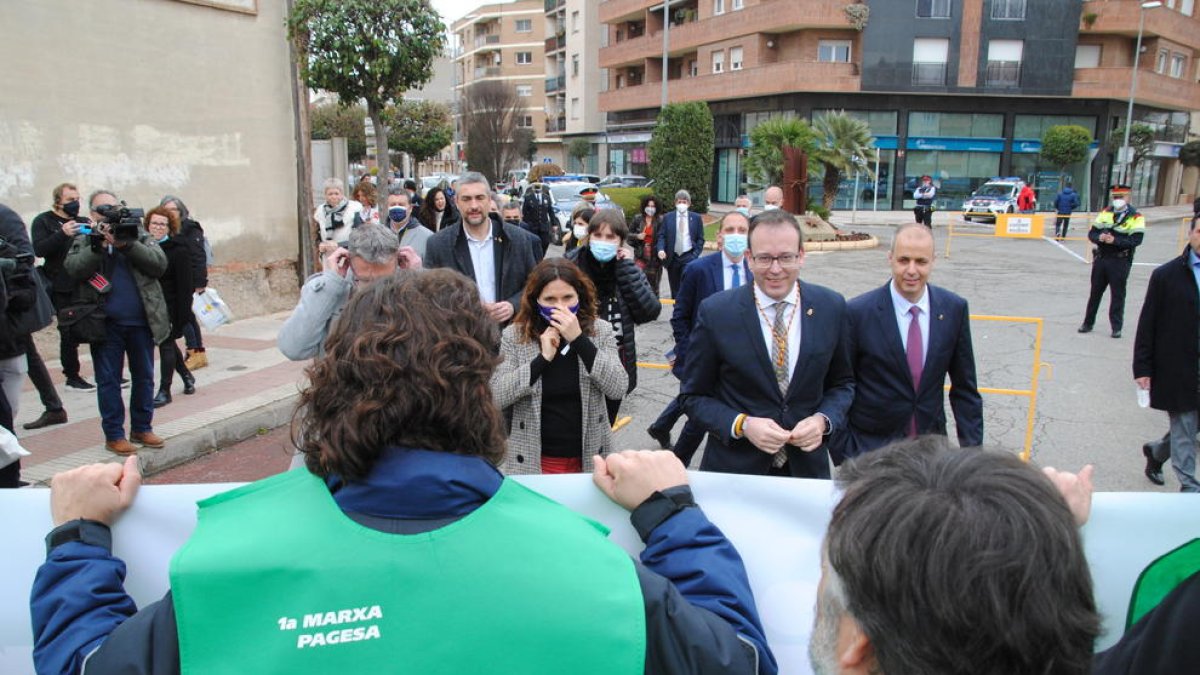 La consellera, con los manifestantes de Unió de Pagesos.