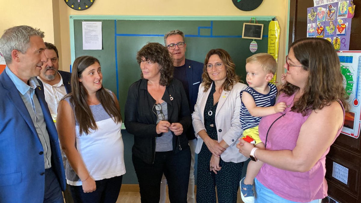 Presentación en Peramola - La Generalitat presentó ayer en Peramola el despliegue del plan de integración de la etapa inicial en la escuela rural, en un acto al que asistieron los consellers de Educación, Acción Climática y Presidencia, ad ...