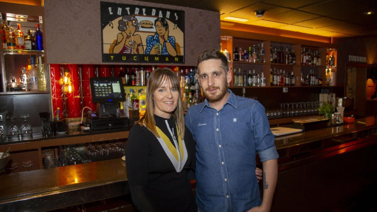 La actual gerente del local, Montserrat Bota, junto al cocinero, Eduard Carulla.
