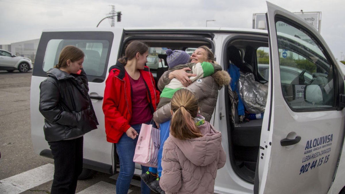 Abrazos a la llegada de los refugiados al Hotel Nastasi.