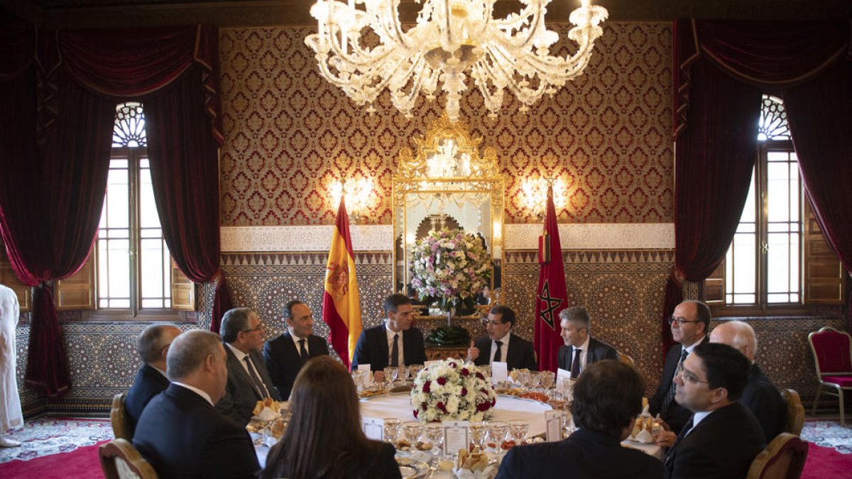 Sánchez, junto a Mohamed IV y su equipo en una imagen de archivo.