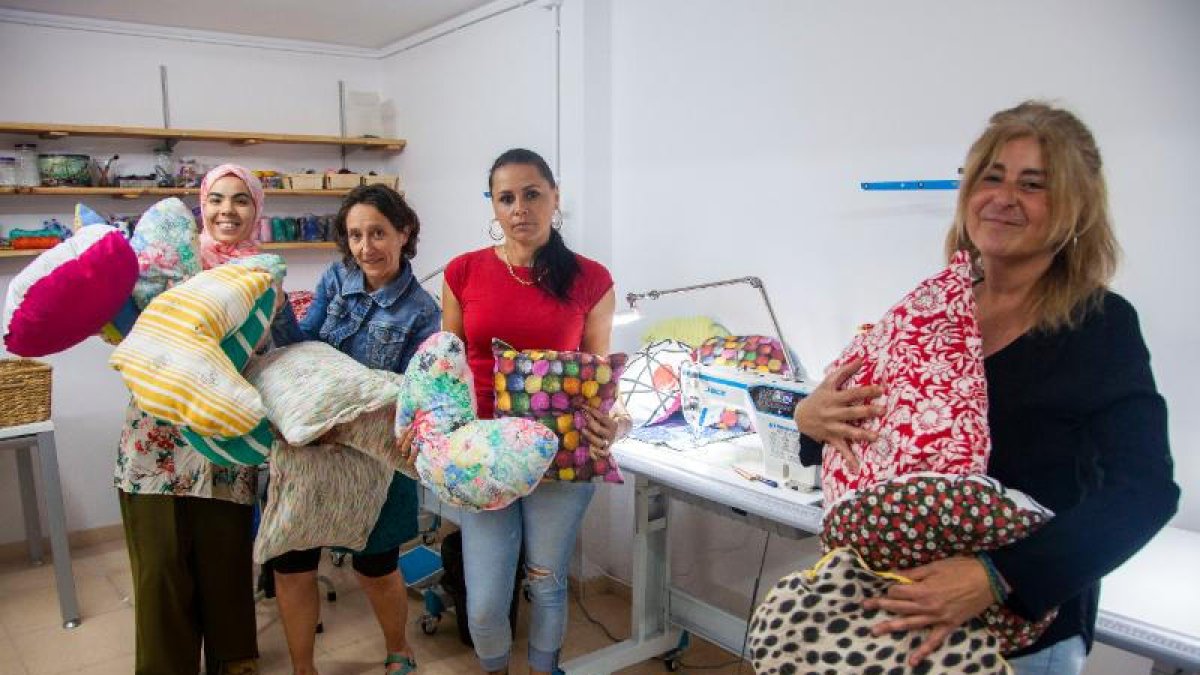 La gerente de Cartaes con las encargadas de la confección mostrando las creaciones.