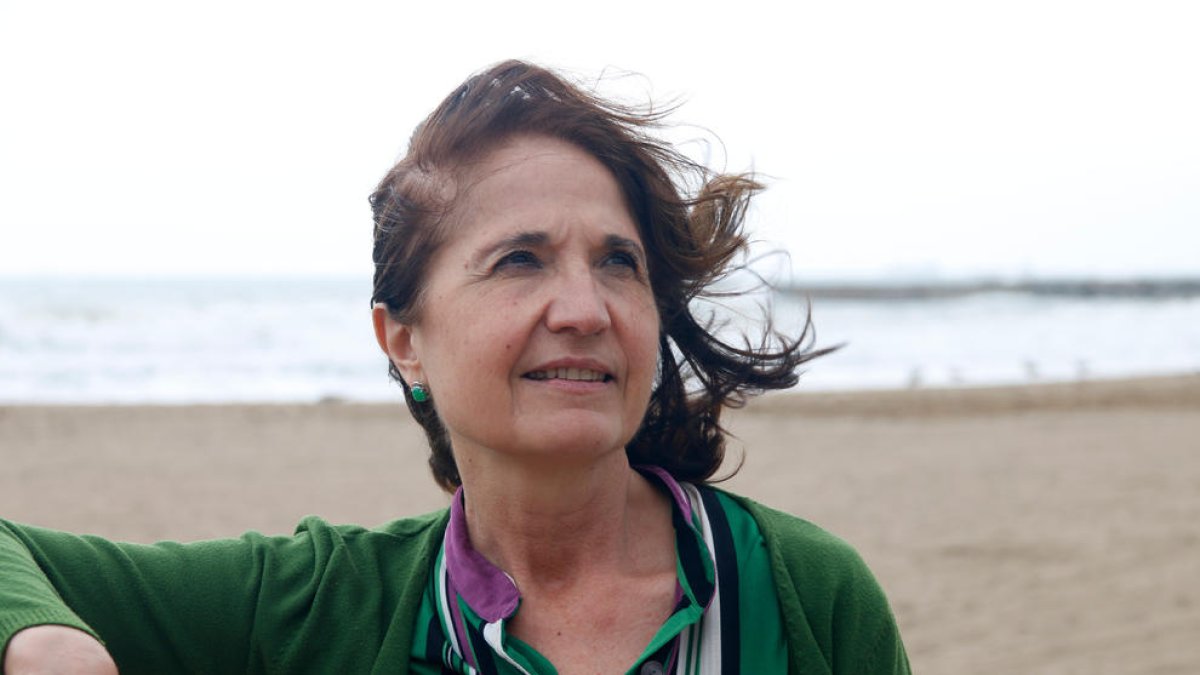 La escritora leridana Núria Perpinyà, el pasado jueves en una playa en Barcelona.