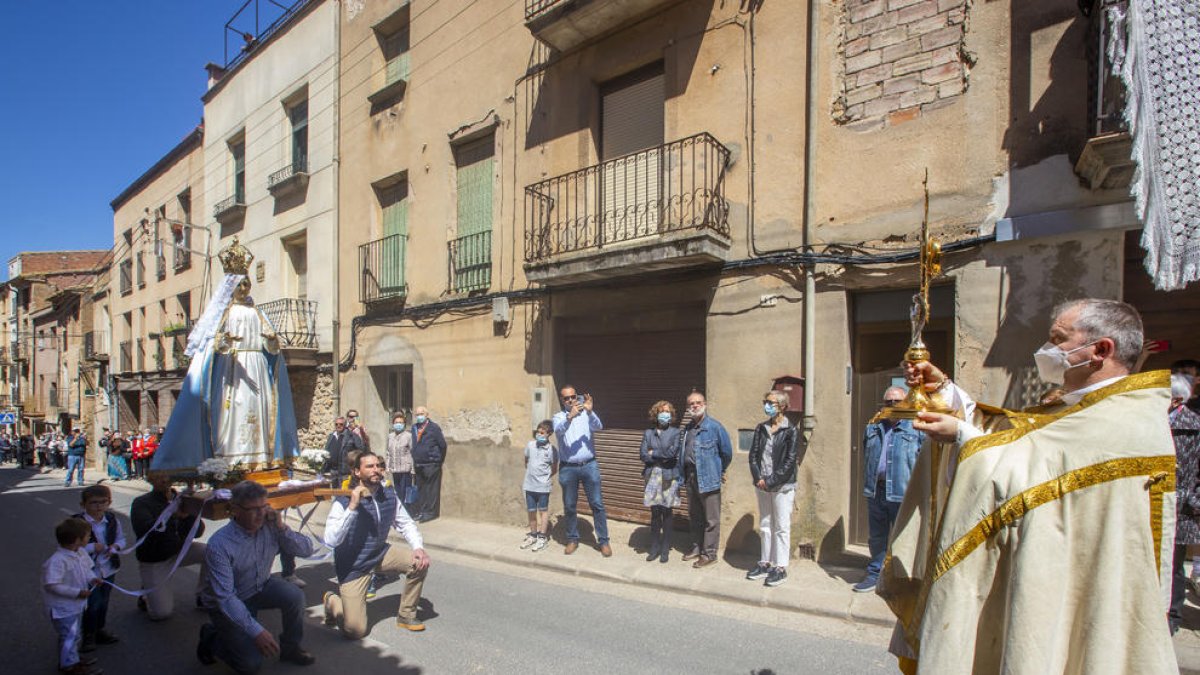 El moment culminant ahir de la processó, l’‘encontre’ entre la Mare de Déu i la Custòdia.