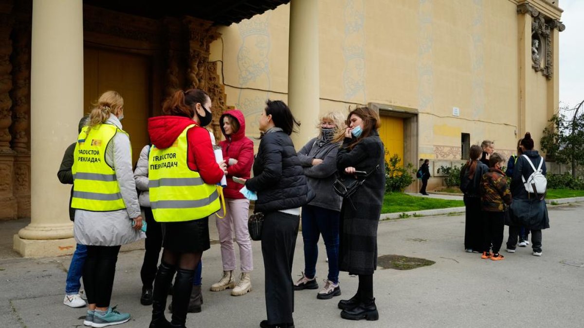 El pabellón 7 de la Fira de Montjuïc atendió ayer a los primeros refugiados llegados a Barcelona.