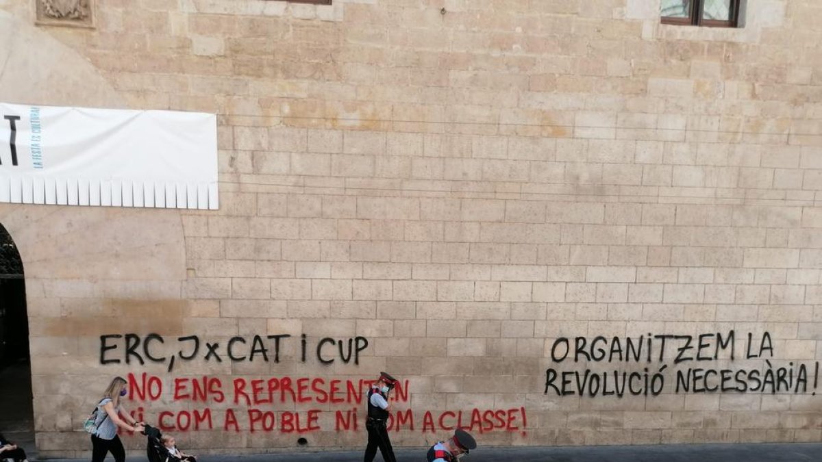 Vista de les pintades a l’edifici de l’IEI la passada Diada.