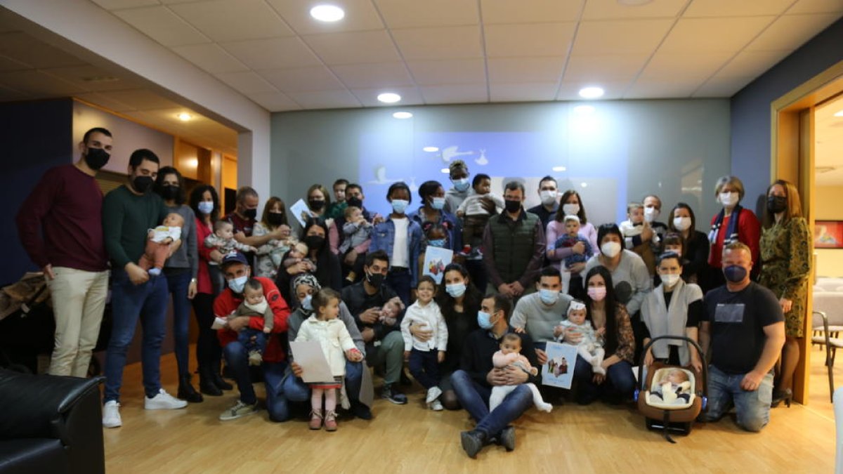 Foto de grupo de las familias y los 14 bebés nacidos en la localidad en 2021, tres más que el año anterior.