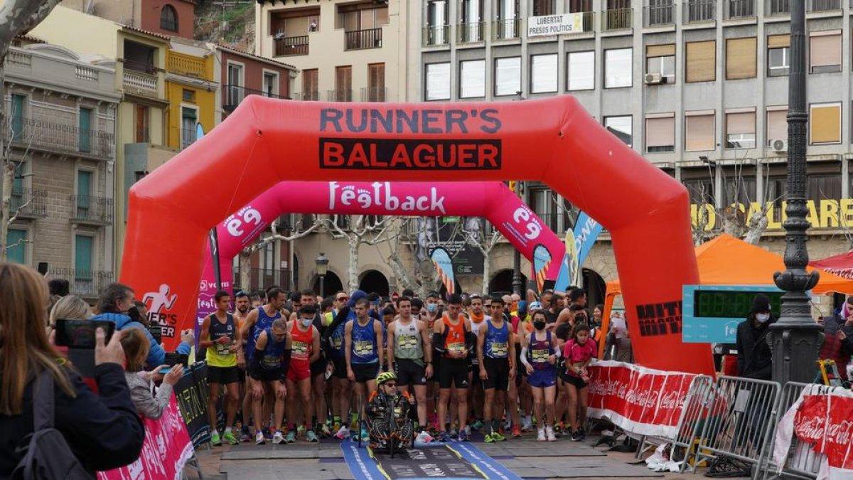 Els atletes, al punt de sortida just abans de començar la cursa a Balaguer.