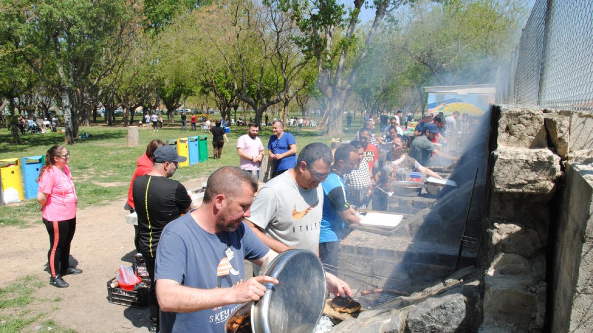Mollerussa. Barbacoas a pleno rendimiento en el Parc de la Serra de la capital del Pla d’Urgell.