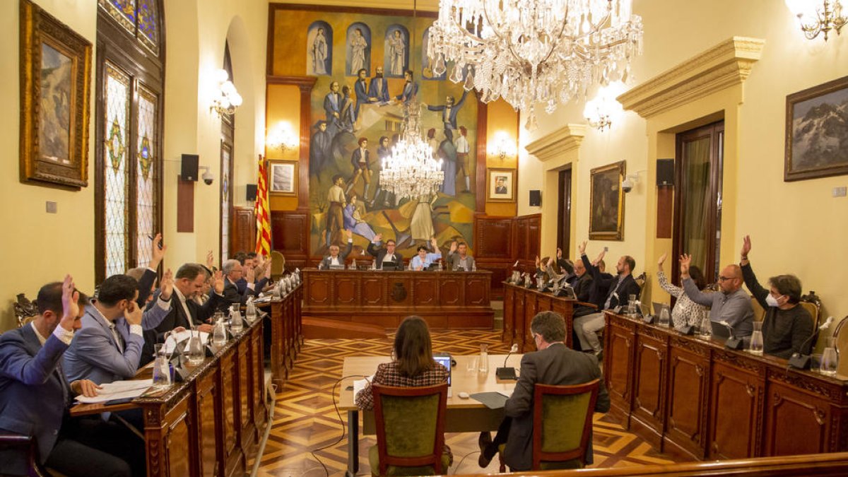 Primer pleno sin mascarillas. El pleno de ayer fue el primero desde el inicio de la pandemia sin obligación de usar mascarilla en la sede de la Diputación. Solo la llevaba puesta el diputado provincial de ERC Carles Gibert.