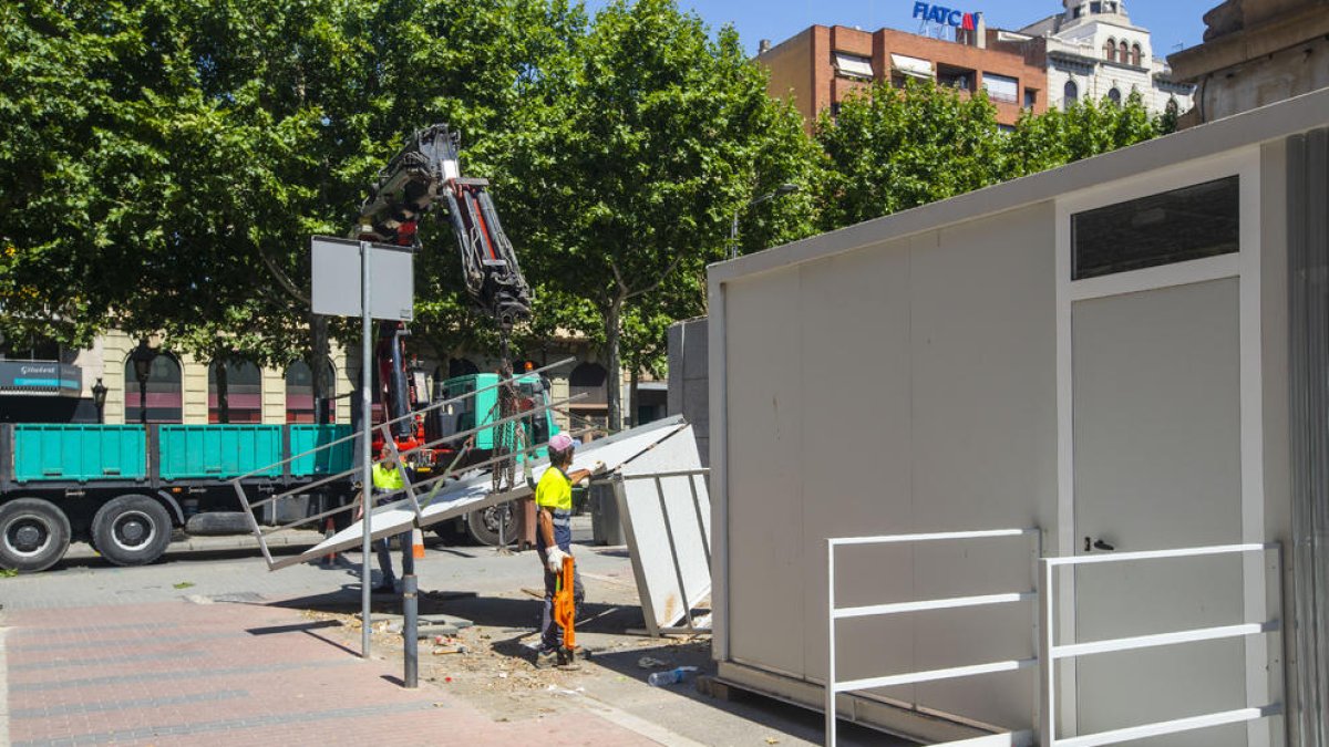 Retirada del mòdul. Salut va retirar ahir el mòdul de suport del CAP de Rambla Ferran que servia per atendre i gestionar casos de Covid.