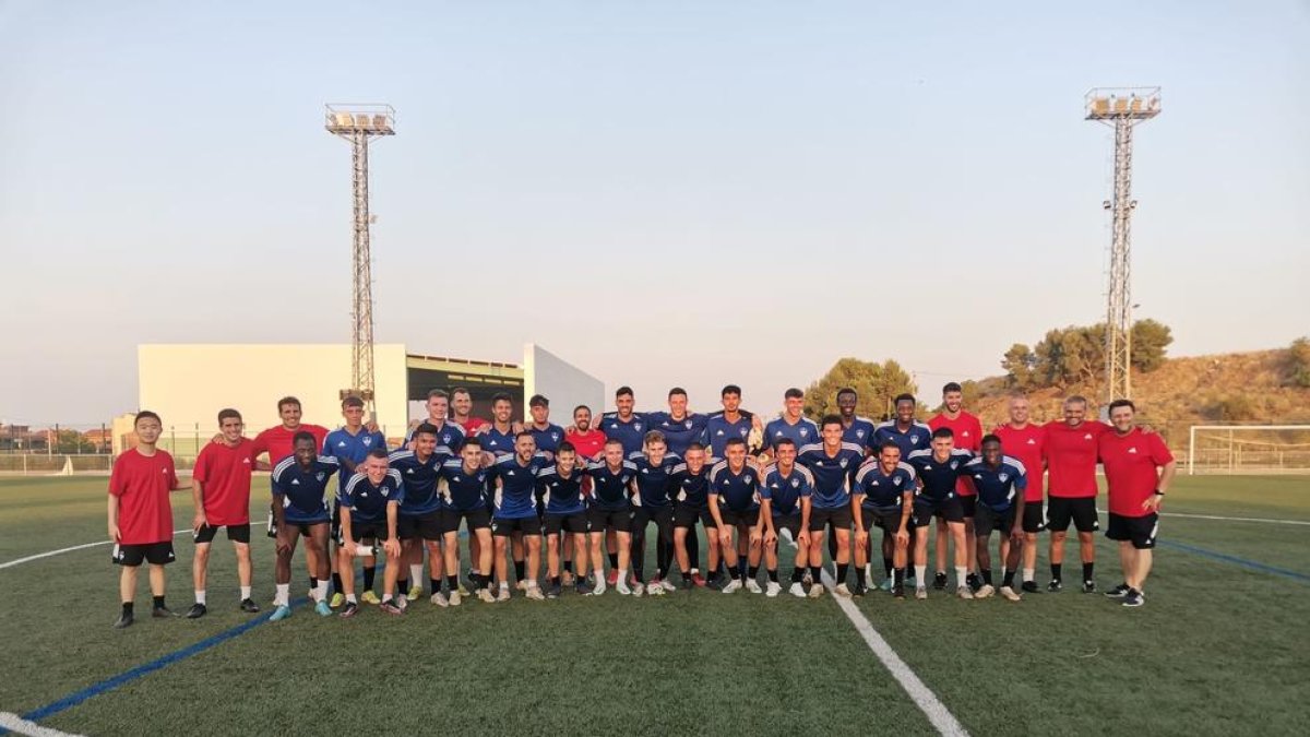Fotografía del equipo y el cuerpo técnico, ayer tras el entrenamiento realizado en el campo municipal de Rosselló.