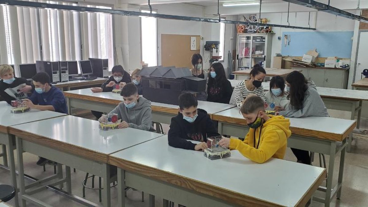 Alumnos de ESO de un instituto de Lleida, en clase con mascarilla.