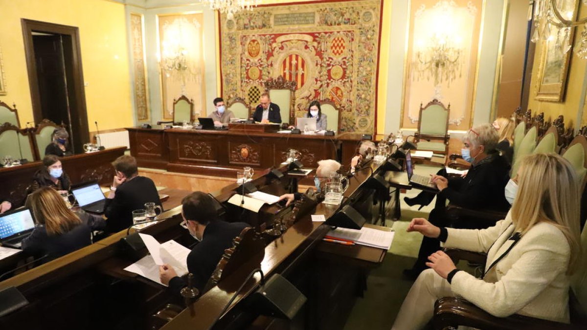 Burrel ja és portaveu de Cs - La edil Maria Burrel (dreta) va estrenar ahir la condició de portaveu de Cs, grup que havia estat dissolt a la tardor. Els exedils de Cs Ángeles Ribes i José María Córdoba van anunciar que recorreran el seu nomen ...