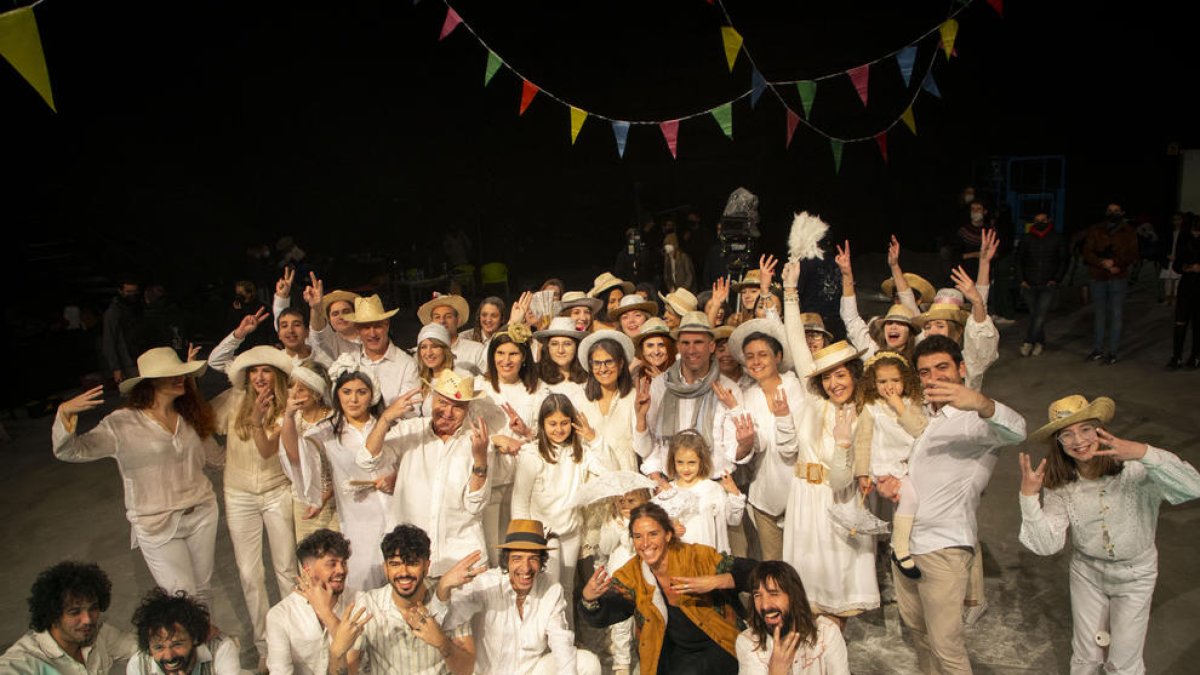 Los extras de Lleida, ayer tras finalizar la grabación junto a los artistas y la directora.