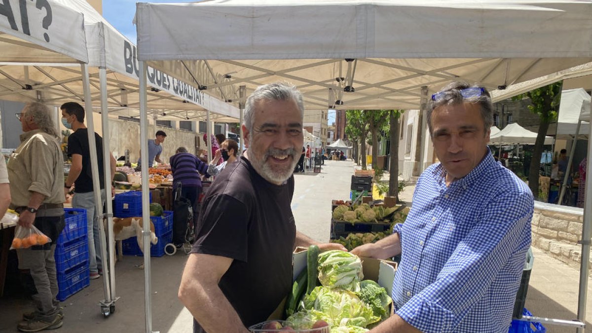 Un paradista del mercat de Guissona entregant productes.