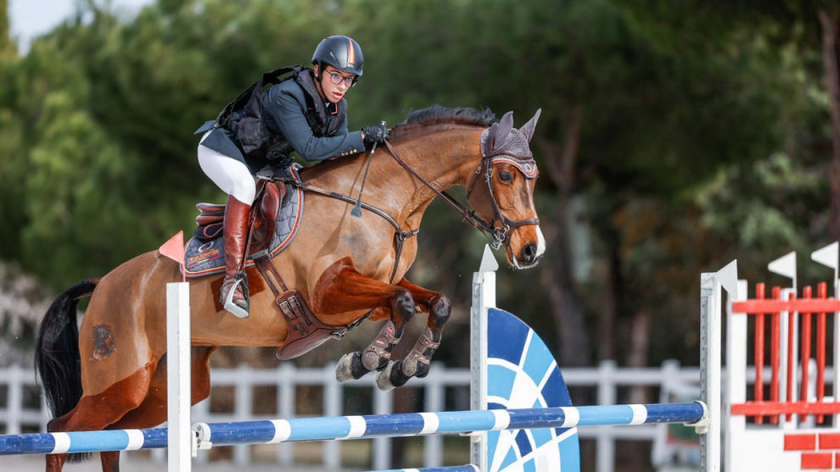 Marçal Piró, a cavall de la Kira HDB, saltant un dels obstacles durant el concurs madrileny.